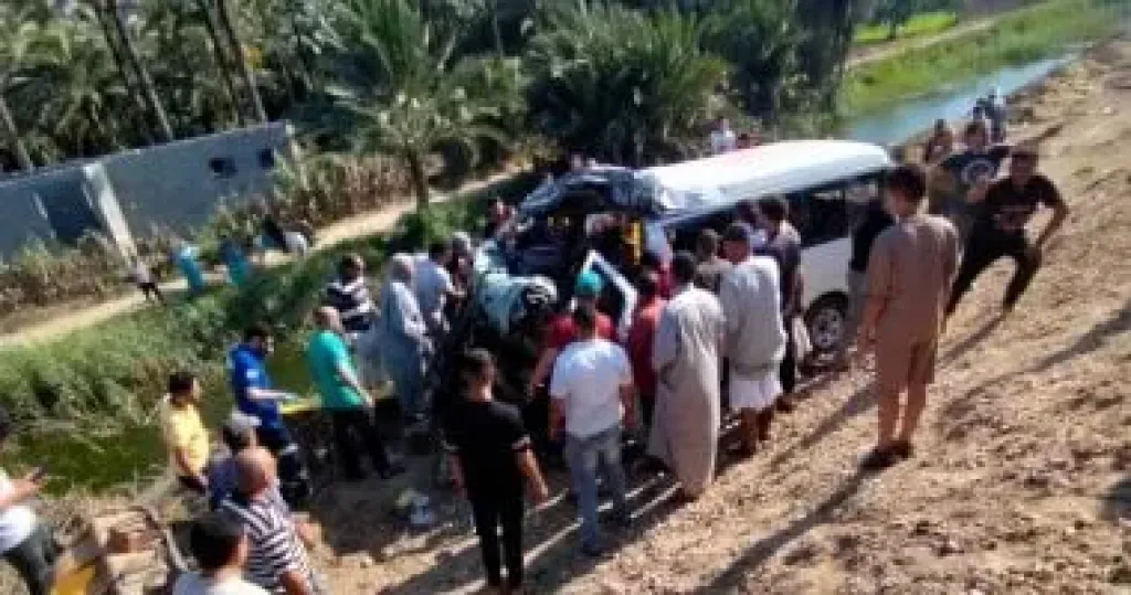 مصرع 3 أشخاص وإصابة 8 آخرين فى حادث تصادم ميكروباص وجرار بكفر الشيخ.. صور