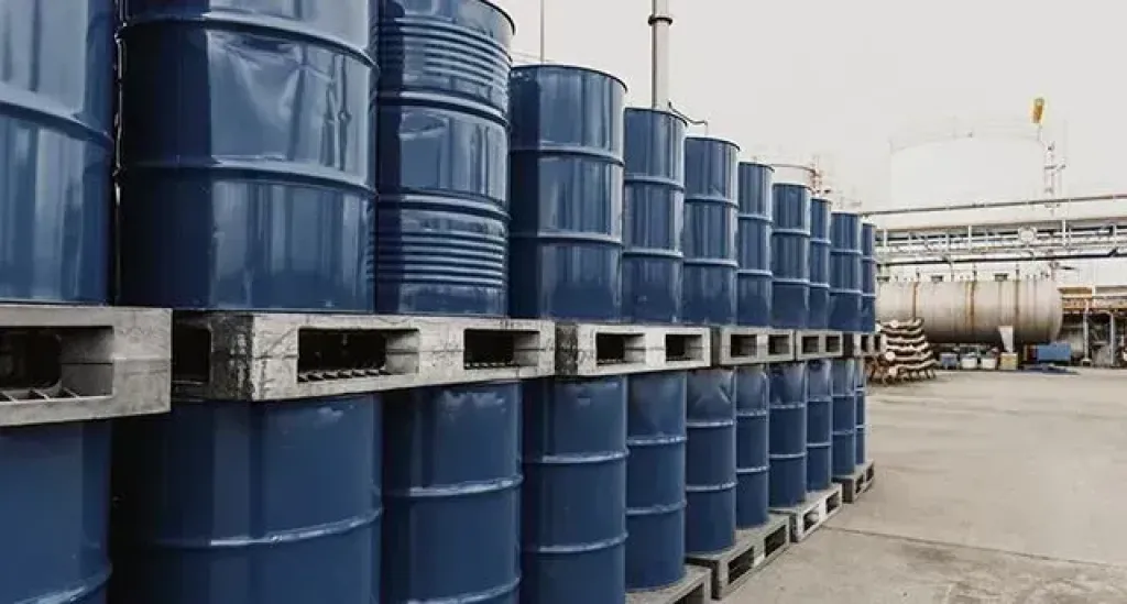 أسعار النفط ترتفع قليلاً أول يوم تداول في 2026 بعد أكبر خسارة سنوية منذ عام 2020