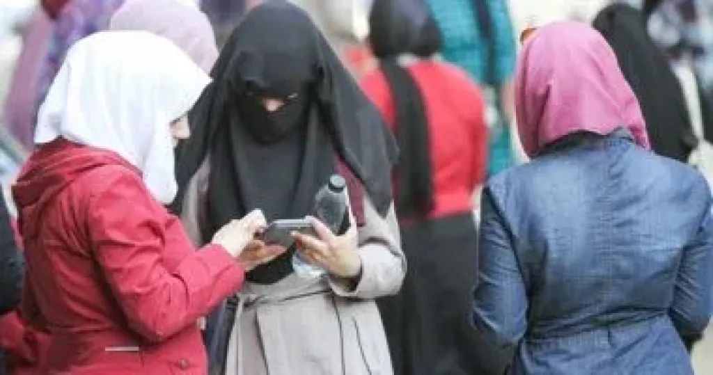 طلاب الثانوية العامة يؤدون امتحان اللغة العربية بإجمالى 55 سؤالاً