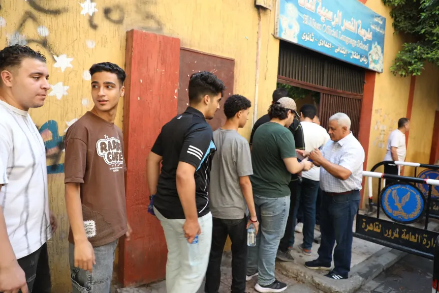 محافظ القاهرة يتفقد بدء امتحانات طلاب الثانوية العامة ببعض مدارس العاصمة للتأكد من تطبيق أقصى درجات الأمان والسلامة للطلاب