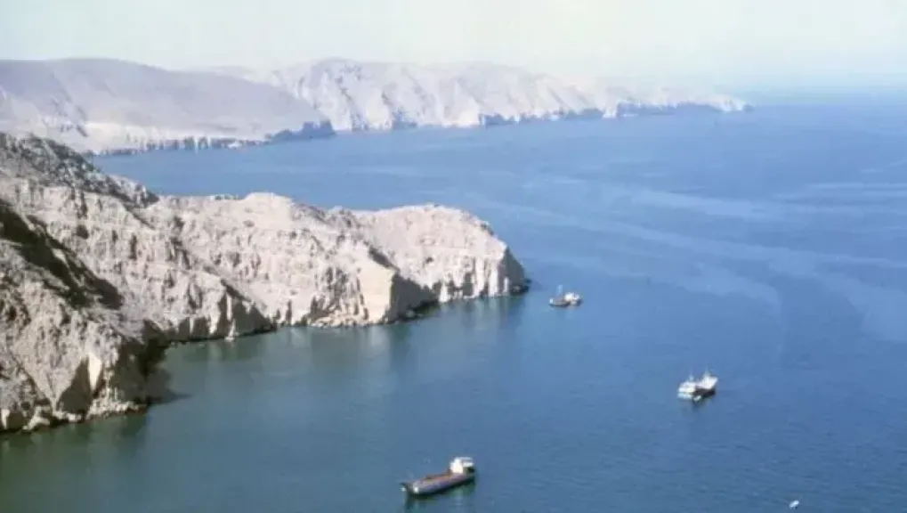 البرلمان الإيرانى يوافق على إغلاق مضيق هرمز