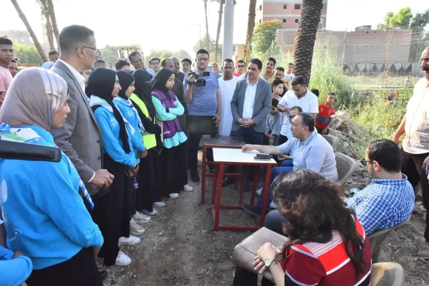 حافظ أسيوط يتفقد أعمال تطوير طريق ”نجع سبع
