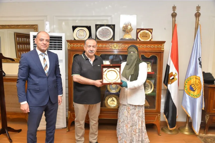 محافظ أسيوط يتسلم درع التقدير من محافظة المنيا لدعمه الفني واللوجستي