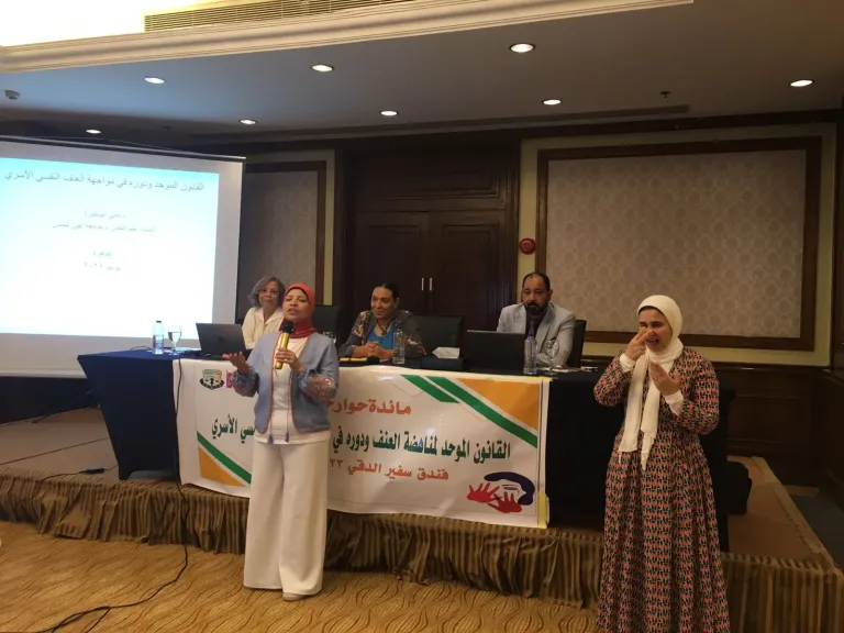 ”قضايا المرأة” تقيم مائدة حوار حول مشروع القانون الموحد لمناهضة العنف و دوره فى مواجهة العنف النفسي الأسري