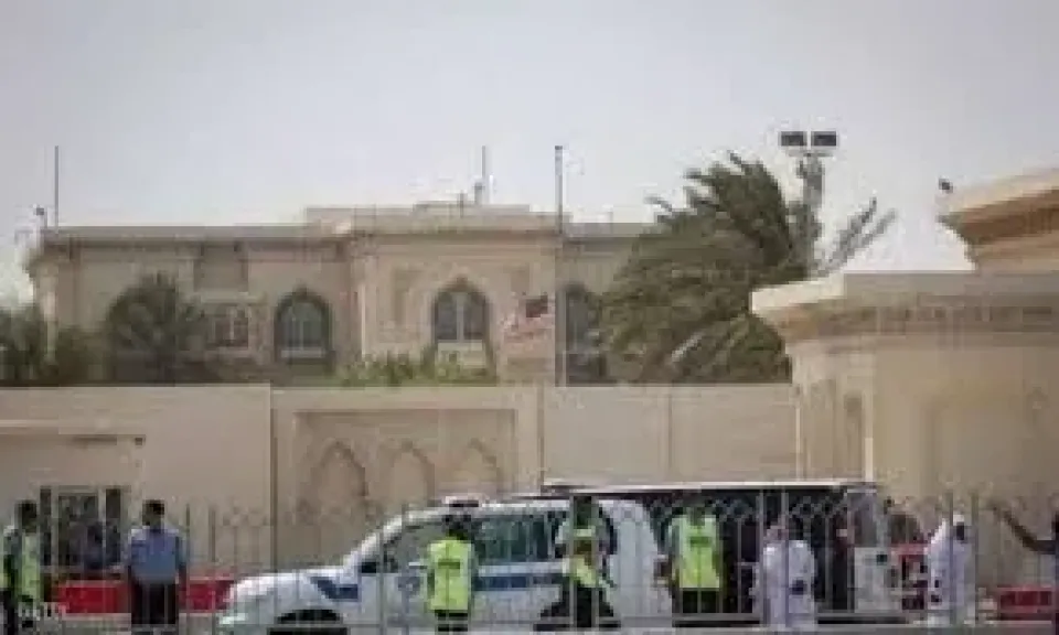 السفارة الأمريكية في قطر تحث رعاياها على البقاء في أماكنهم من باب الحيطة والحذر