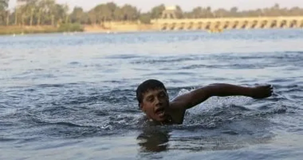 انتشال جثة غريق من داخل نهر النيل فى الصف