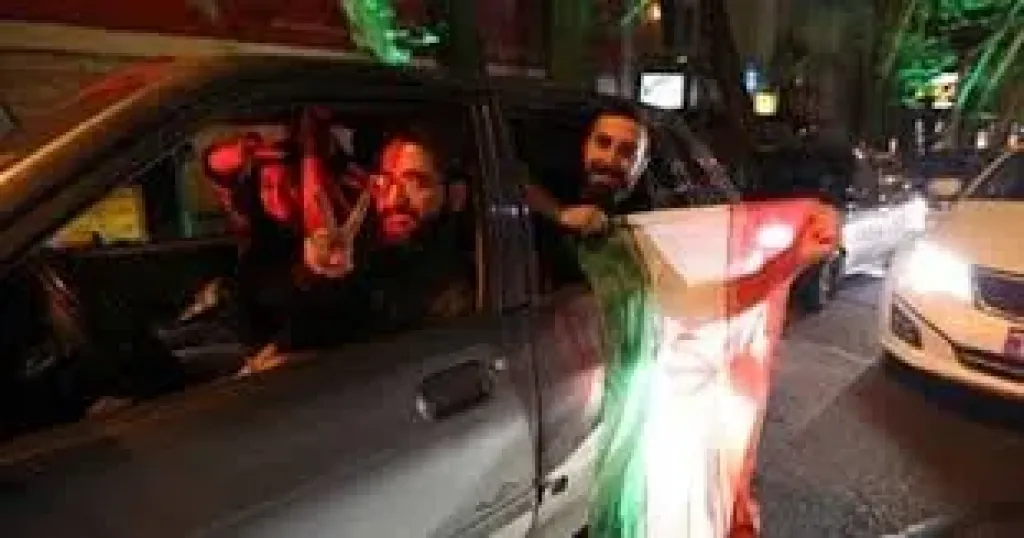 الإيرانيون يحتفلون في شوارع طهران بعد قصف قاعدة العديد بقطر