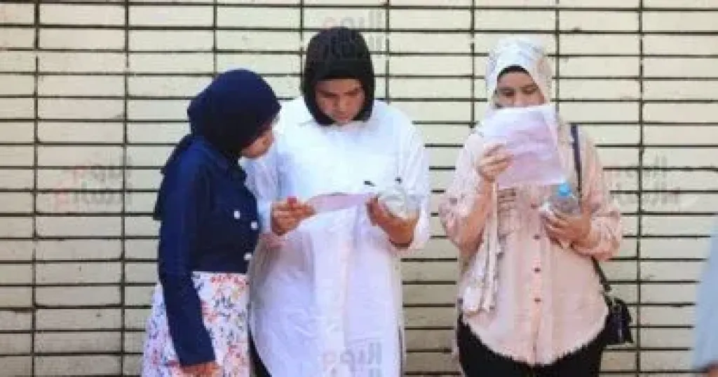 طلاب الثانوية العامة نظام قديم يبدأون امتحان اللغة الأجنبية الثانية