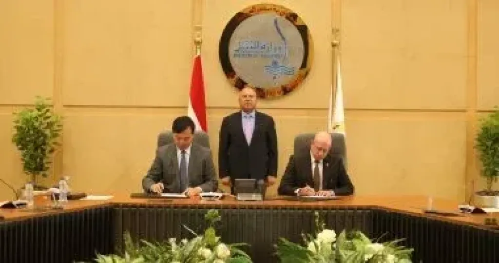 نائب رئيس الوزراء يشهد توقيع عقد بناء سفينتين جديدتين