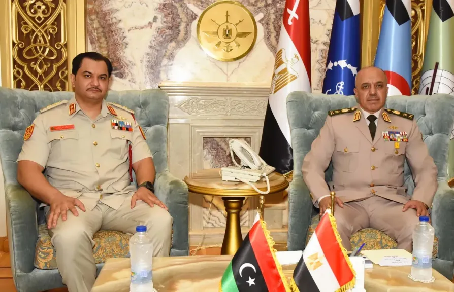 الفريق أحمد خليفة يلتقى رئيس أركان القوات البرية بالجيش الليبى..صور