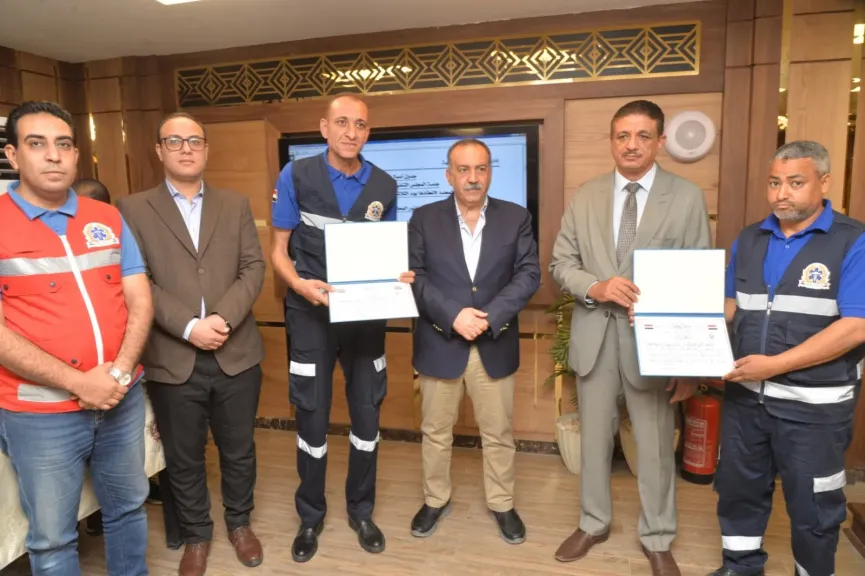 محافظ أسيوط يكرم مسعفًا وسائقًا بهيئة الإسعاف لردهما مبلغًا ماليًا عثرا