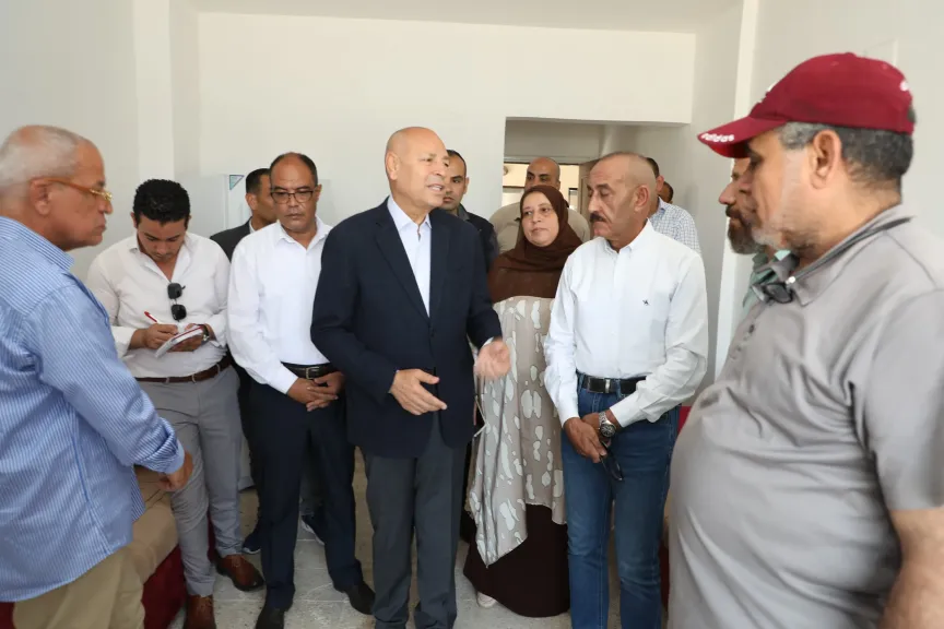 محافظ القاهرة يلتقى بأربع أسر فى مسكنهم الجديدب١٥مايو بعد  انهيار منازلهم بحى حدائق القبة للاطمئنان عليهم