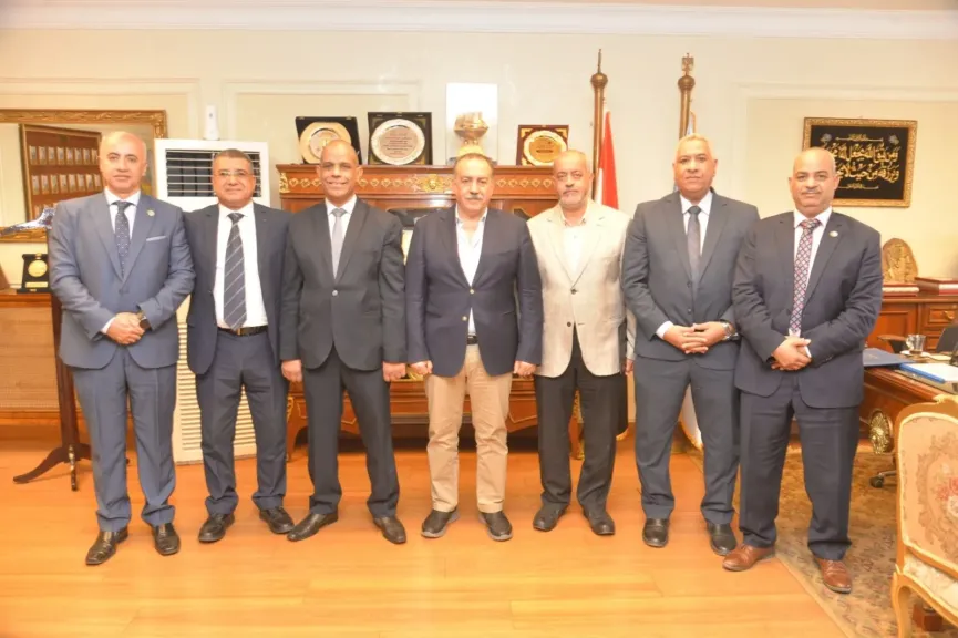 محافظ أسيوط يكرم قيادات المديرية المالية ومنظمي الدورات التدريبية