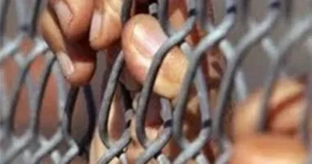حبس عاطلين لسرقتهما مبالغ مالية ومشغولات ذهبية من شقة بالخليفة 4 أيام