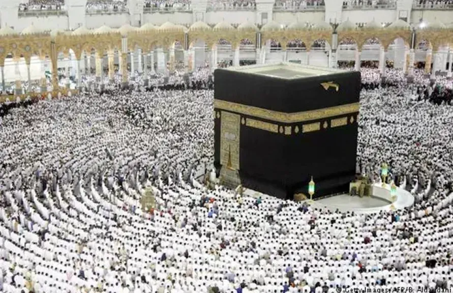 وزير السياحة يعتمد الضوابط المنظمة لتنفيذ رحلات العمرة لموسم 1447 هجرية