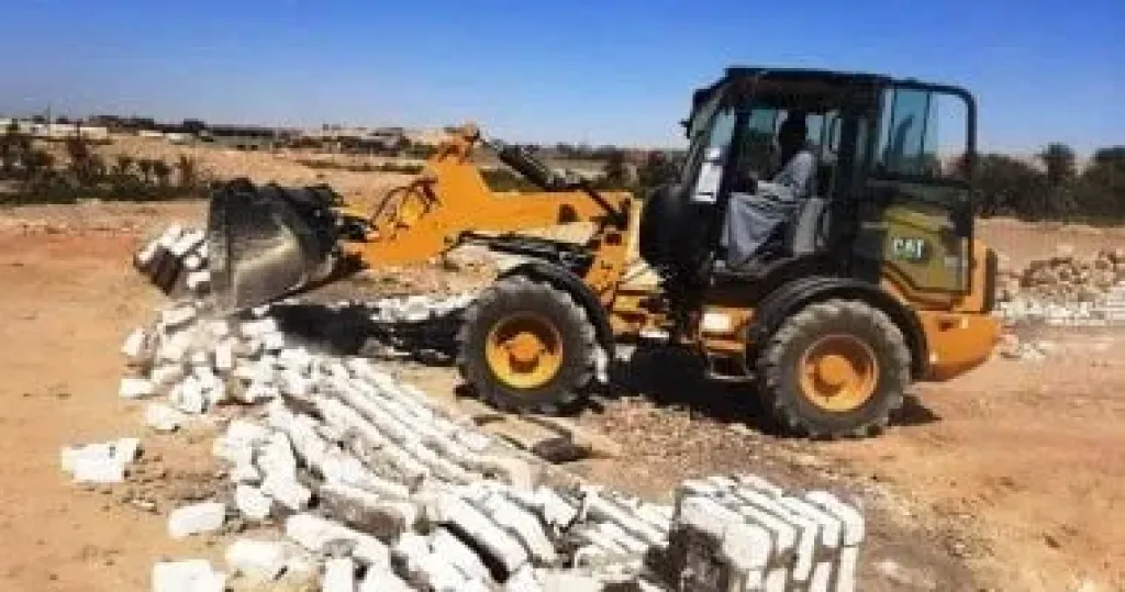 وزير الإسكان: إزالة التعديات واسترداد مساحة 153 فدانا بمدينة سفنكس الجديدة