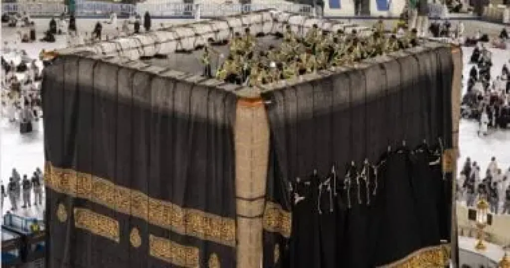 فى مشهد مهيب.. تغيير كسوة الكعبة المشرفة خلال 4 ساعات فقط.. صور
