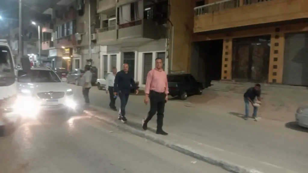 رئيس حي شرق  يقود حملة_مكبرة من  واشغالات  والنظافه