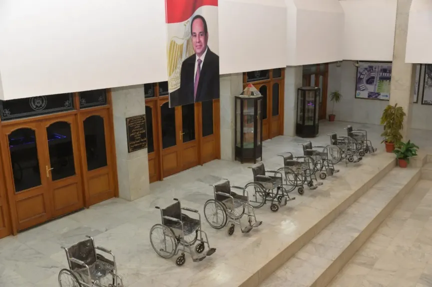 محافظ أسيوط: تعزيز المراكز التكنولوجية بكراسي متحركة