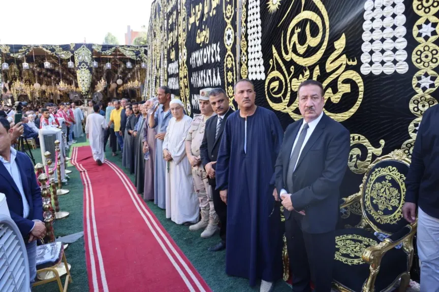 محافظ المنوفية يتلقى العزاء في شهداء حادث الطريق الإقليمي بكفر السنابسة