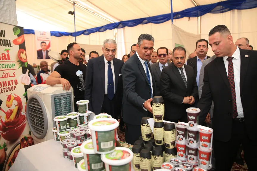 وزير التموين ومحافظ الشرقية يفتتحان سوق اليوم الواحد بالعاشر من رمضان.