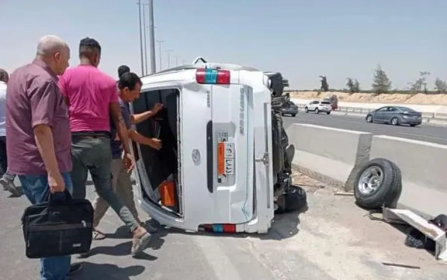 انقلاب ميكروباص على الطريق الأوسطي يُصيب 6 أشخاص.. وإحالة الواقعة للتحقيق