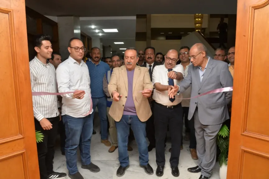 محافظ أسيوط يفتتح قاعة اجتماعات مطورة بالديوان العام