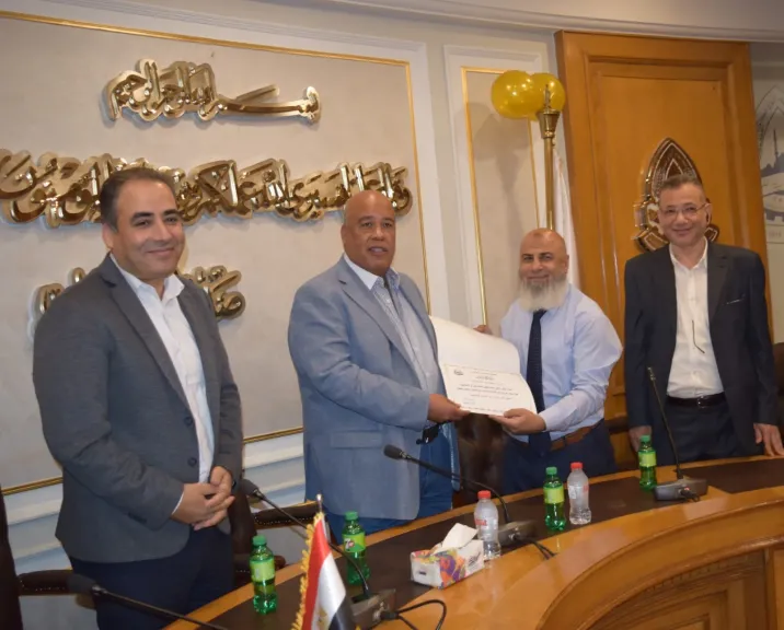 رئيس غرفة القاهرة يكرم موظفا متقاعدا نظرا لجهوده المتميزة
