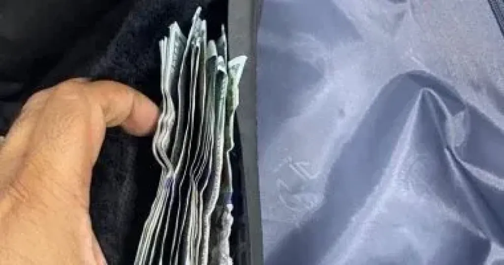 الجمارك تحبط محاولة تهريب 3 آلاف دولار داخل ”شبشب” فى طرد قادم من المغرب