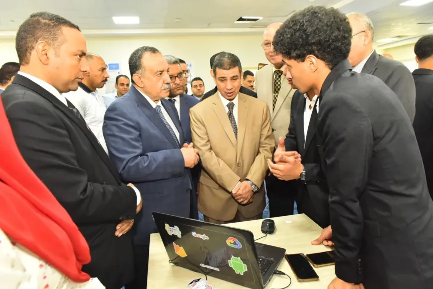 محافظ أسيوط يفتتح معرض مشروعات تخرج طلاب الفرقة