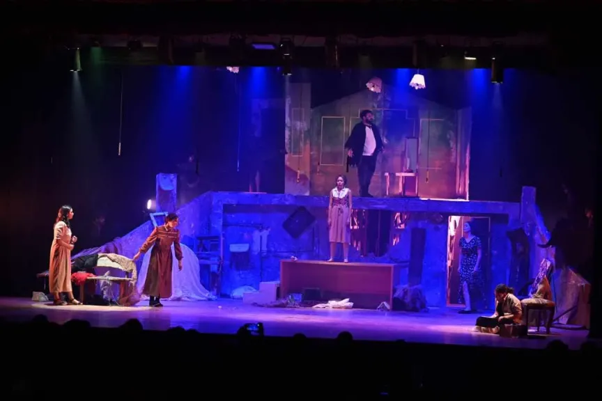 مسرح السامر يشهد عرض قبو الغربان ضمن مهرجان فرق الأقاليم وسط إقبال كبير