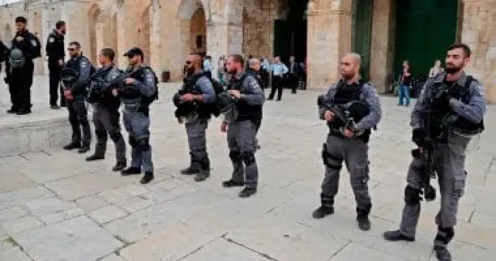 الاحتلال يعتقل 15 فلسطينيا فى الخليل ويخطر بهدم 104 منازل فى مخيم طولكرم