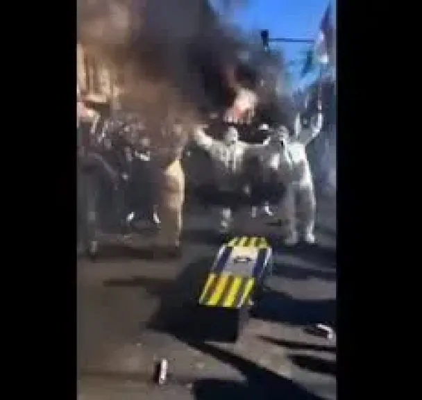 جماهير ناد أرجنتيني يحملون تابوت نهاية إسرائيل، والنشطاء: يرفضون دعم رئيسهم للكيان