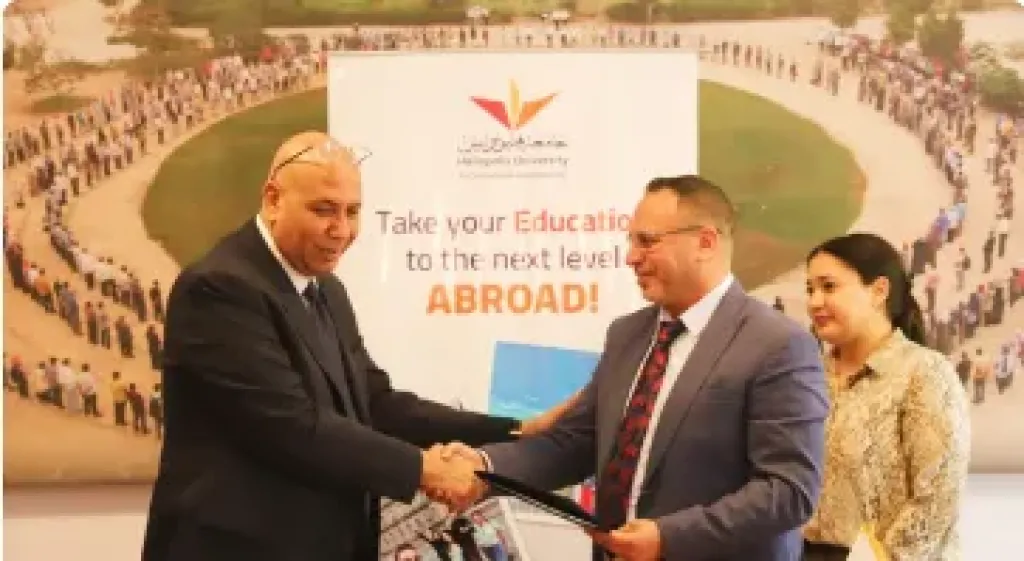 مصر للطيران توقع بروتوكولات تعاون مع جامعة هليوبوليس ومجموعة سيكم لتقديم خدمات سياحية شاملة