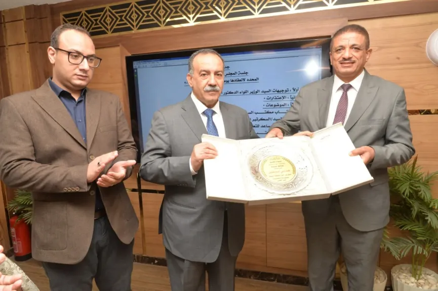 محافظ أسيوط يكرم السكرتير العام للمحافظة تقديرًا لجهوده وعطائه