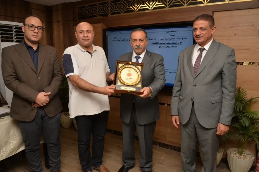 محافظ أسيوط يكرم رئيس حي غرب ومسئولة المشاركة المجتمعية