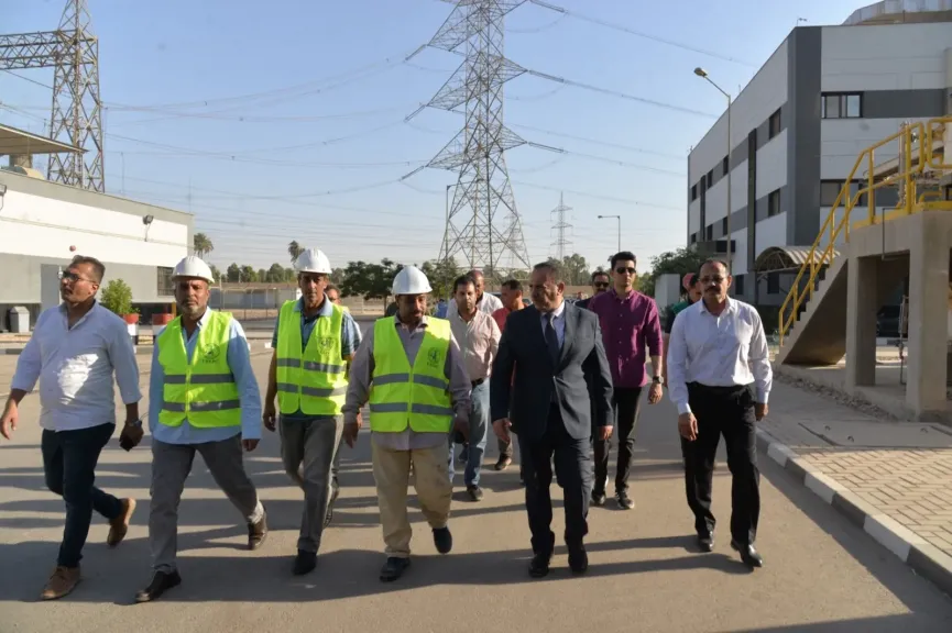 محافظ أسيوط يتفقد مشروع الوحدة الثالثة لتوليد الكهرباء بالوليدية