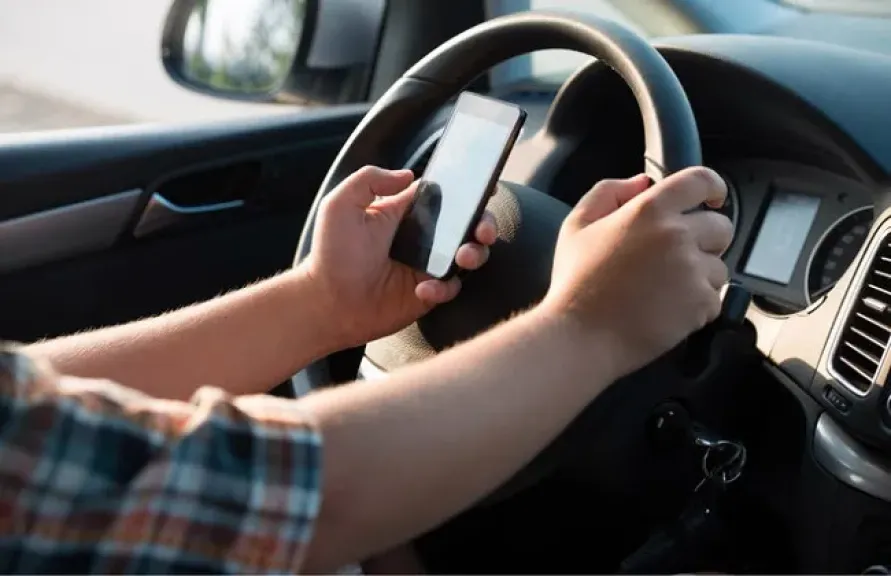 خلال 6 أشهر.. أكثر من مليون مخالفة لعدم ارتداء الحزام واستخدام الهاتف أثناء القيادة