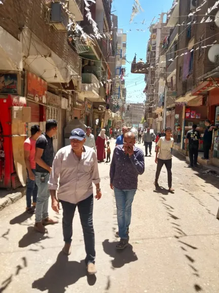 رئيس حي غرب أسيوط اثناء الانتهاء من تسكين السوق  تم رفع كافة الاشغالات من ميدان