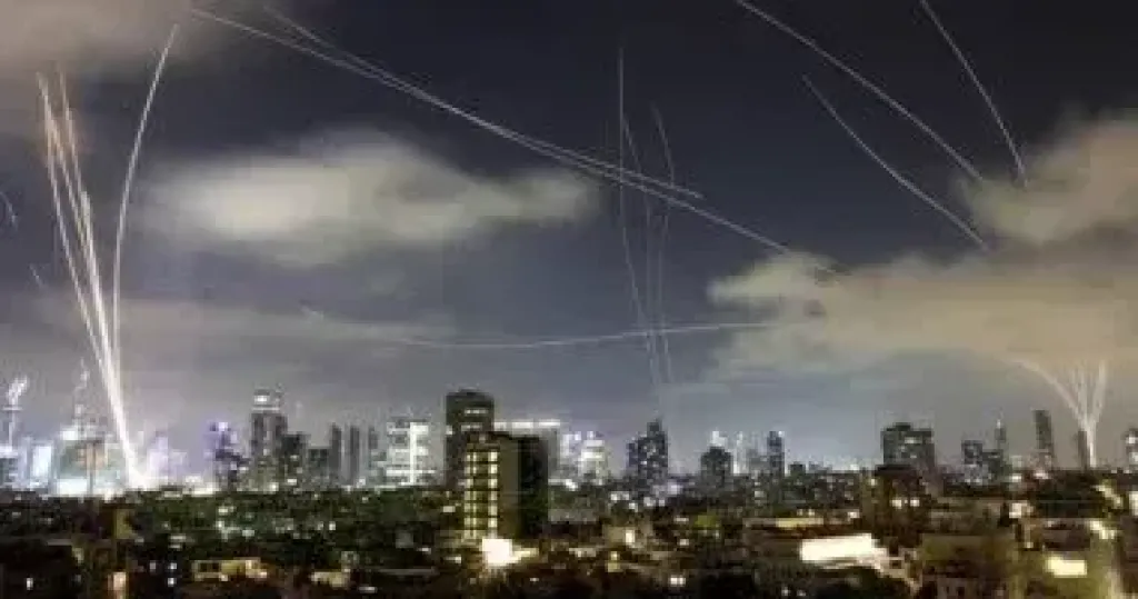 شظايا صاروخ تصيب ناقلة وقود فى مصافى النفط الإسرائيلية