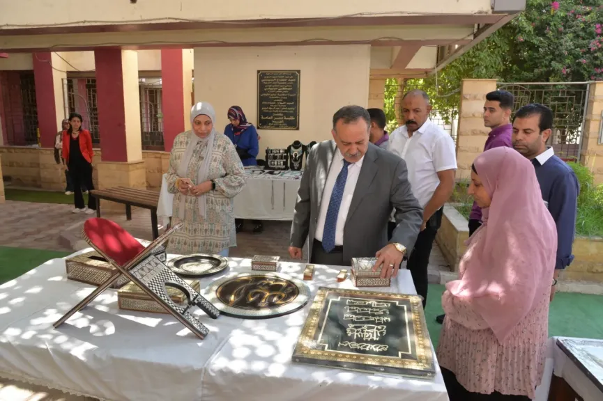 محافظ أسيوط يتفقد مكتبة مصر العامة ويشهد فعاليات مبادرة ”بإيدينا نصنع