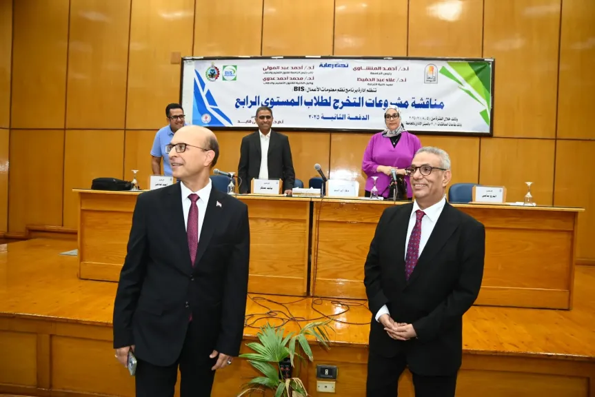 رئيس جامعة أسيوط يتفقد مناقشات مشروعات تخرج الدفعة الثانية