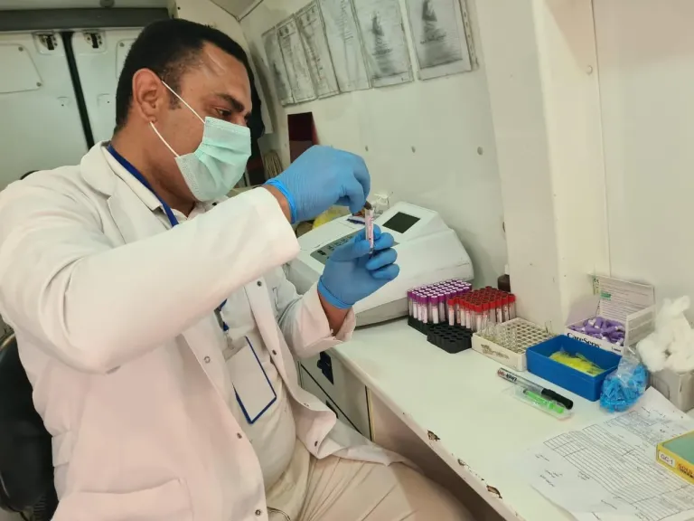 الكشف على 865 مواطنًا خلال قافلة طبية مجانية بمركز ناصر الطبي بدمنهور