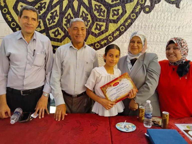 موهبه غنائية تبهر جميع الحضور بإحتفالية بأحد مدارس كفرالدوار