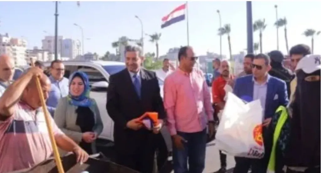 محافظ دمياط يوزع مواد غذائية وزجاجات مياه على عمال النظافة
