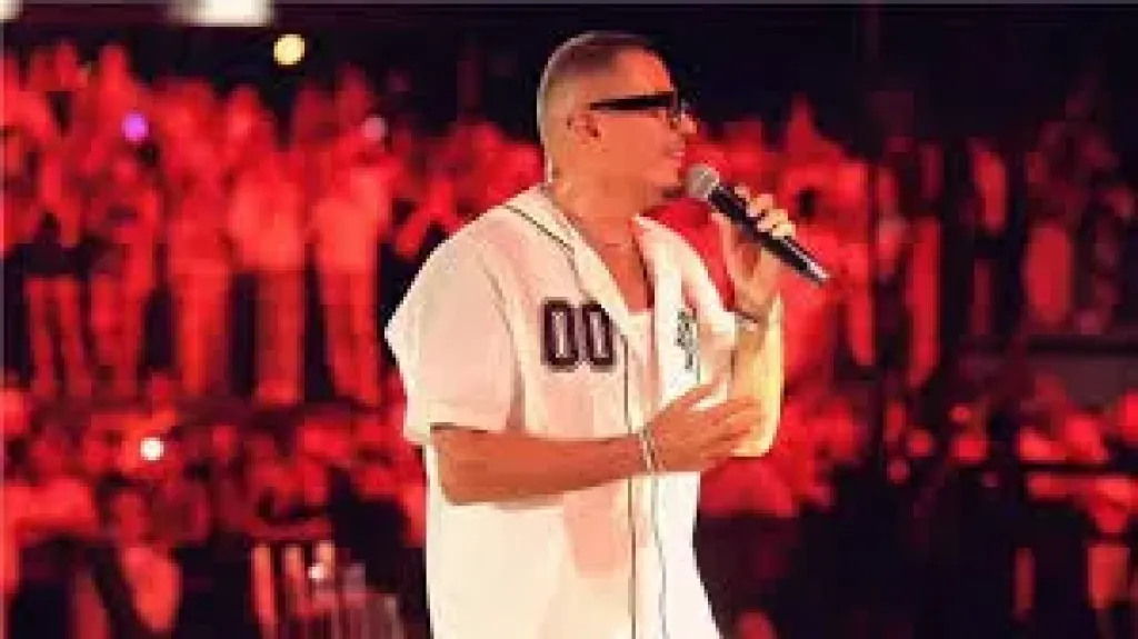 عمرو دياب يحقق 1.5 مليون مشاهدة بأغنية ”ماليش بديل”