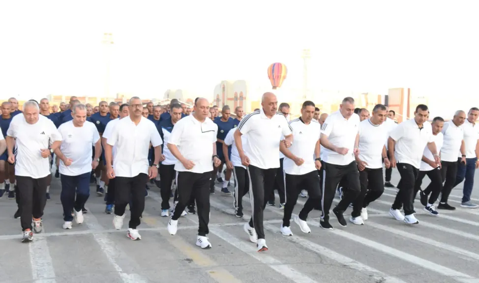الفريق أحمد خليفة يتفقد المنظومة التعليمية بمعهد ضباط الصف المعلمين ويلتقى بأعضاء هيئة التدريس والطلبة.. صور