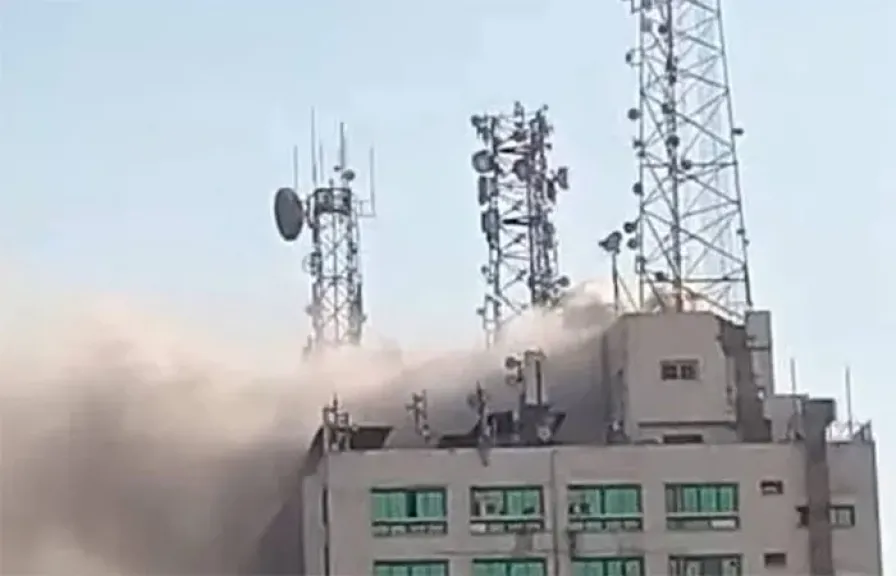المصرية للاتصالات: جاري السيطرة على حريق سنترال رمسيس بمعاونة رجال الدفاع المدني