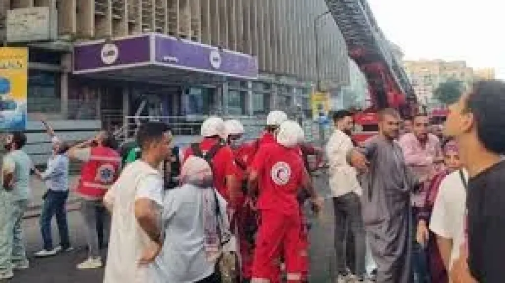 الهلال الأحمر المصرى يوجّه فرق الطوارئ إلى سنترال القاهرة لتقديم الإسعافات