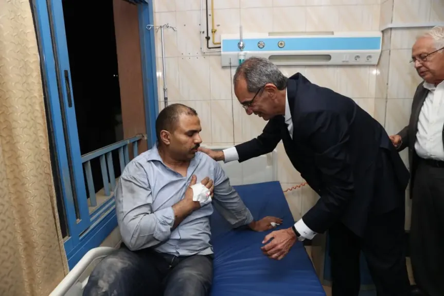 وزير الاتصالات يقطع زيارته لخارج مصر ويوجه بتعويض المستخدمين المتضررين ويزور المصابين فى الحادث